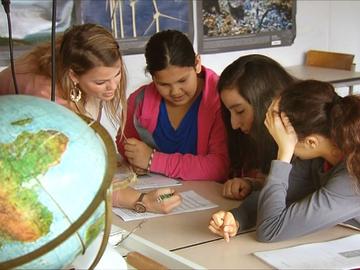 middelbaar onderwijs middelbare school tieners leerlingen studeren aardrijkskunde