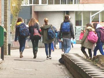 middelbaar onderwijs middelbare school tieners leerlingen studeren speelplaats