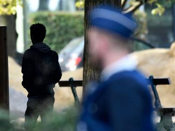Transmigranten en politie in het Maximiliaanpark.