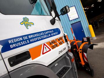 Vrachtwagen van het Brussels Hoofdstedelijk Gewest met waarschuwing "Dode hoek"