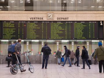 Brussel-Centraal trein station plooifiets Brompton NMBS pendelaars treinreiziger centrale hal