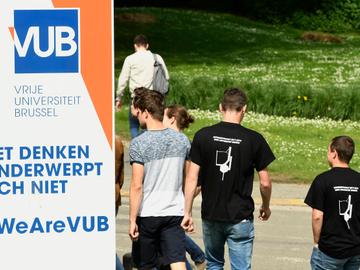 VUB, campus Etterbeek met slogan Het denken onderwerpt zich niet studenten universiteit Vrije Universiteit Brussel