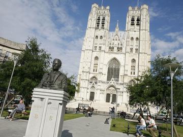 Sint-Michiel en Sint-Goedelekathedraal met standbeeld Koning Boudewijn