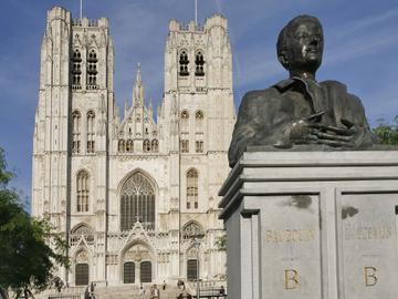 Sint-Michiel en Sint-Goedelekathedraal met standbeeld Koning Boudewijn