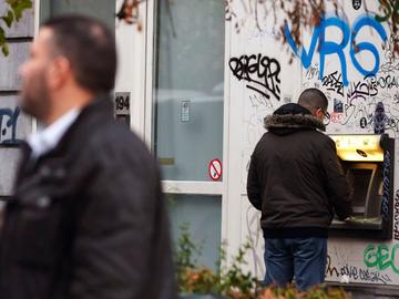 20181114 bancontactautomaat graffiti vuil vandalisme smerige stad tags verloedering cash geld bankautomaat