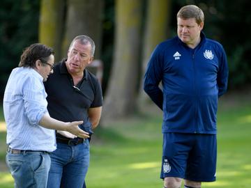 Hein Vanhaezebrouck, hoofdtrainer, met Marc Coucke, voorzitter, en Luc Devroe, general manager van RSC Anderlecht