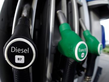 Brandstof tanken in een tankstation