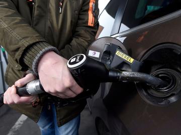 Brandstof tanken in een tankstation