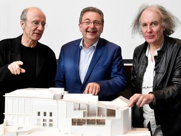 Philippe Geluck, minister-president Rudi Vervoort Voorstelling en architect Pierrre Hebbelinck bij de maquette van het Le Chat Cartoon Museum