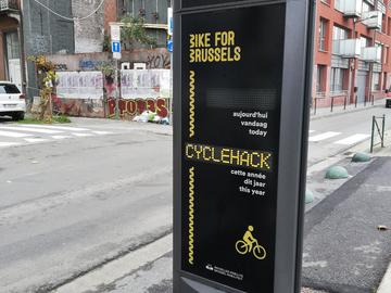 Fietstelpaal aan de Koolmijnenkaai in Sint-Jans-Molenbeek, "gehackt" door Cyclehack