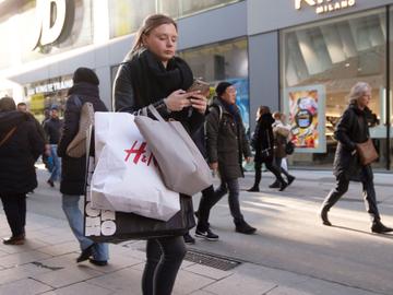 shopping in de Nieuwstraat winkelstraat winkelen H&M