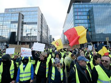 Protestbeweging Gele Hesjes op Brusselse Kleine Ring ter hoogte van de Wetstraat