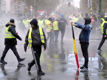 Manifestatie "Gele hesjes" loopt uit de hand