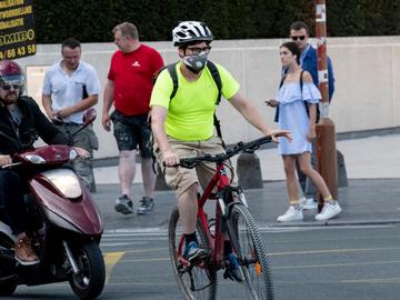Fijn stof mondmasker fietsmasker luchtvervuiling luchtkwaliteit luchtvervuiling pollutie fietser mobiliteit