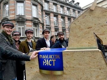 6 december 2018: de Nationalistische Studenten Vereniging (NSV) sleept een paard voor met opschrift "Marrakesh Pact" als Paard van Troje