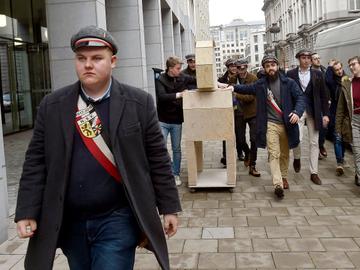 6 december 2018: de Nationalistische Studenten Vereniging (NSV) sleept een paard voor met opschrift "Marrakesh Pact" als Paard van Troje