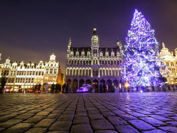 Stadhuis van Brussel en Grote Markt in kerstsfeer