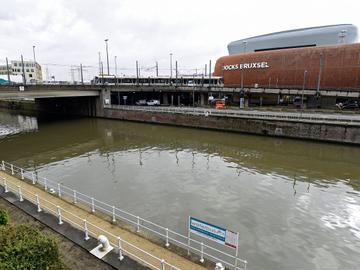 Docks Bruxsel, winkelcentrum aan het kanaal bij een halte van de waterbus