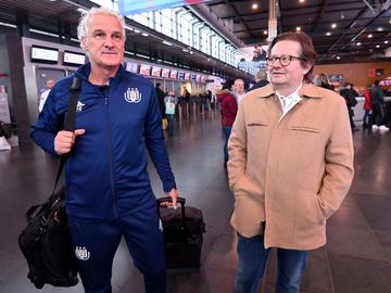 Fred Rutten, de nieuwe hoofdtrainer van RSC Anderlecht bij het vertrek van de club op winterstage in Spanje, naast voorzitter Marc Coucke