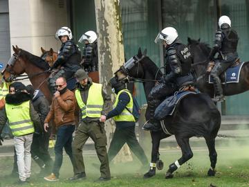 8 december 2018 manifestatie betoging gele hesjes gillets jaunes oproerpolitie politie te paard bereden politie