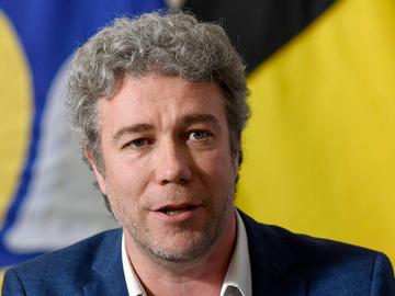 Alain Maron (Ecolo) tijdens een persconferentie van de onderzoekscommissie Samusocial in februari 2018