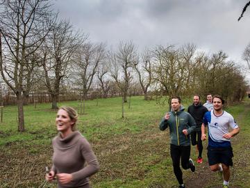 Joggers in het natuurgebied Vogelenzang in Anderlecht