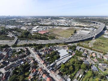 Het terrein waar het winkelcentrum Uplace moest komen, op de voormalige Renaultsite, langs de Brusselse Ring (R0) en het viaduct van Vilvoorde