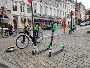 Deelsteps van Lime en elektrische deelfietsen van Billy Bike op de Grote Zavel