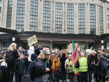 Klimaatspijbelaars aan het Centraal Station op donderdag 17 januari 2019.