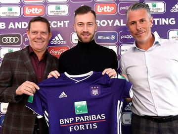 De nieuwe RSCA-aanwinst Peter Zulj, geflankeerd door sportief directeur Frank Arnesen (links) en General Manager Michel Verschueren (rechts)