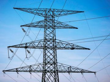 Hoogspanningskabels bij de electriciteitscentrale van Engie Electrabel in Drogenbos