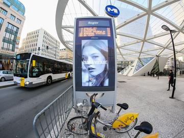 De luifel op het Rogierplein met standplaats Villo-deelfietsen en metrohalte