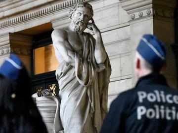 Politiebewaking in het justitiepaleis bij het assisenproces van de aanslag op het Joods Museum van Brussel