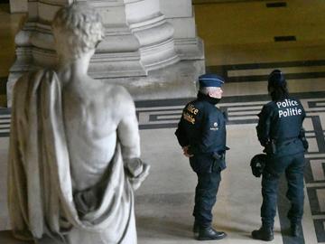 Politiebewaking in het justitiepaleis bij het assisenproces van de aanslag op het Joods Museum van Brussel