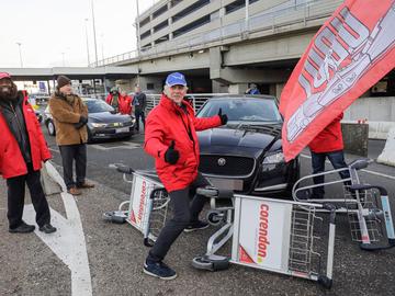 Taxichauffeurs blokkeren Uberauto's aan Brussels Airport tijdens de nationale staking van 13 februari 2019