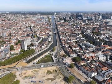 Het kanaal met de Ninoofsepoort, waar een park wordt aangelegd