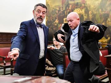 Luc Hennart, Voorzitter Rechtbank van Eerste Aanleg van Brussel, en advocaat Sven Mary tijdens het proces van Salah Abdeslam en Sofiane Ayari