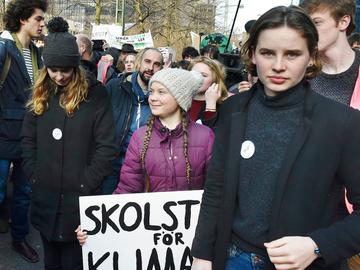 De Zweedse Greta Thunberg, de allereerste klimaatspijbelaar, op de zevende mars van spijbelaars in Brussel op 21 februari 2019, met Anuna De Wever