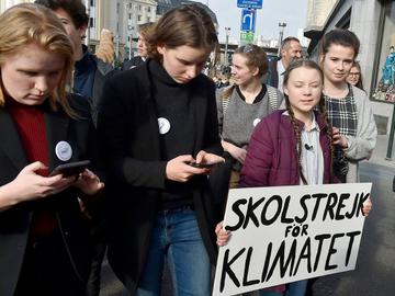 21 februari 2019: 'Spijbelen voor het klimaat', een initiatief van Youth For Climate, voor de zevende donderdag op rij Kyra Gantois, Anuna De Wever en Greta Thunberg
