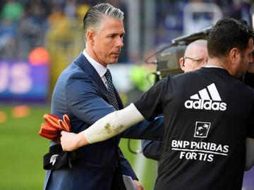 Manager Michael Verschueren met reservekeeper Frank Boeckx, na de wedstrijd tussen RSC Anderlecht en Club Brugge op 24 februari 2019