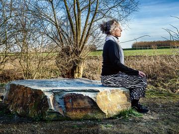 Suzanne Askenazi aan het meditatieparcours in het Vogelzanggebied in Anderlecht