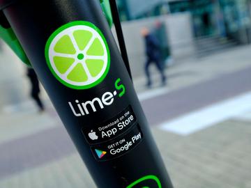 De app van het elektrische deelstepplatform Lime zijn downloadbaar via de AppStore van Apple en Google Play