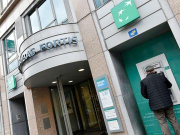 Bankkantoor met bancontactautomaat van BNP Paribas Fortis in Brussel