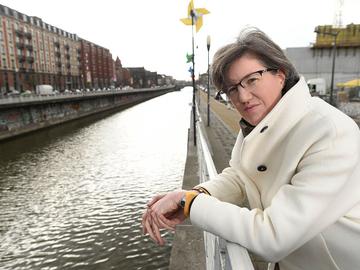 Catherine Moureaux (PS), burgemeester van Sint-Jans-Molenbeek, aan ket kanaal Brussel-Charleroi