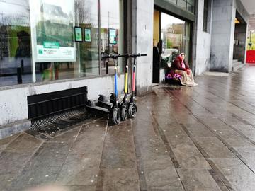 Free floating deelsteps van Dott  voor het bankkantoor van BNP Paribas Fortis aan het Flageyplein
