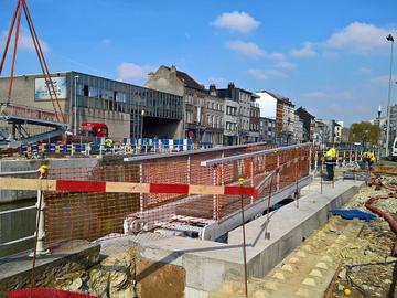 21 maart 2019: montage van de nieuwe in de hoogte verstelbare voetgangers- en fietsbrug in de Heyvaertwijk tussen Gossliesstraat en Hertogin Van Brabantplein in Sint-Jans-Molenbeek