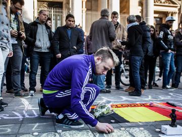 20160322 Mensen komen spontaan samen op het Beursplein aan de Beurs op 22 maart 2016 om de aanslagen in Maalbeek en Zaventem te herdenken herdenking 2
