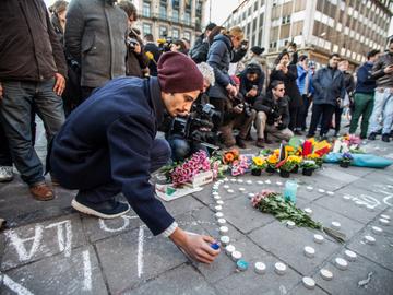 20160322 Mensen komen spontaan samen op het Beursplein aan de Beurs op 22 maart 2016 om de aanslagen in Maalbeek en Zaventem te herdenken herdenking 3