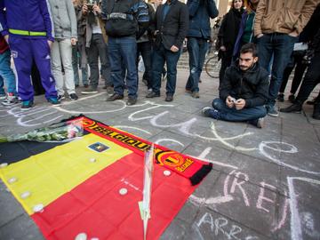 20160322 Mensen komen spontaan samen op het Beursplein aan de Beurs op 22 maart 2016 om de aanslagen in Maalbeek en Zaventem te herdenken herdenking 4