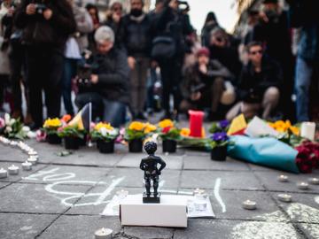 20160322 Mensen komen spontaan samen op het Beursplein aan de Beurs op 22 maart 2016 om de aanslagen in Maalbeek en Zaventem te herdenken herdenking 6